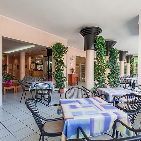 Hotel Benvenuti Гатео а Маре Екстериор снимка