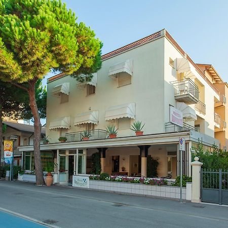 Hotel Benvenuti Гатео а Маре Екстериор снимка