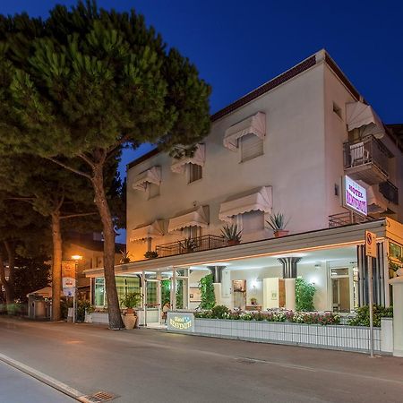 Hotel Benvenuti Гатео а Маре Екстериор снимка