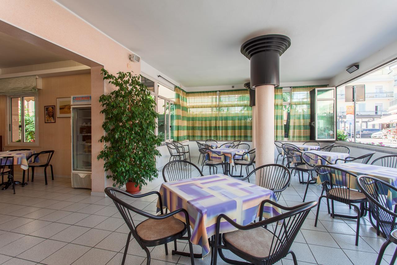 Hotel Benvenuti Гатео а Маре Екстериор снимка