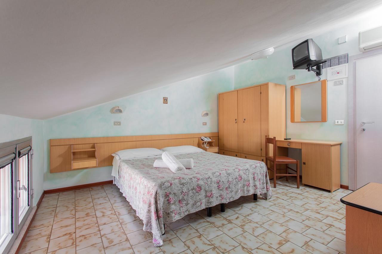 Hotel Benvenuti Гатео а Маре Екстериор снимка