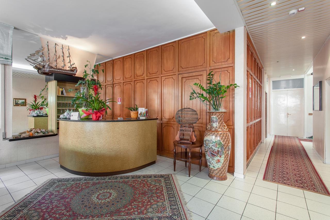 Hotel Benvenuti Гатео а Маре Екстериор снимка