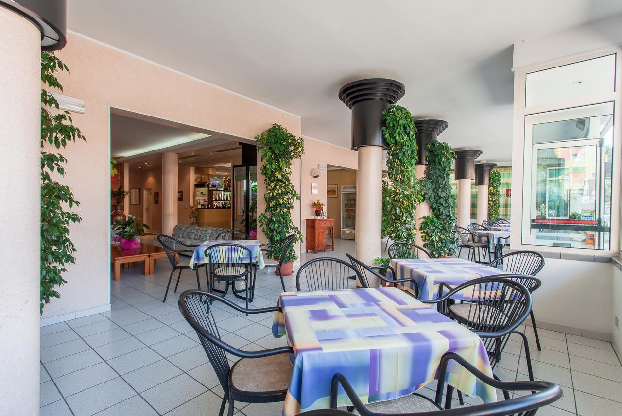 Hotel Benvenuti Гатео а Маре Екстериор снимка