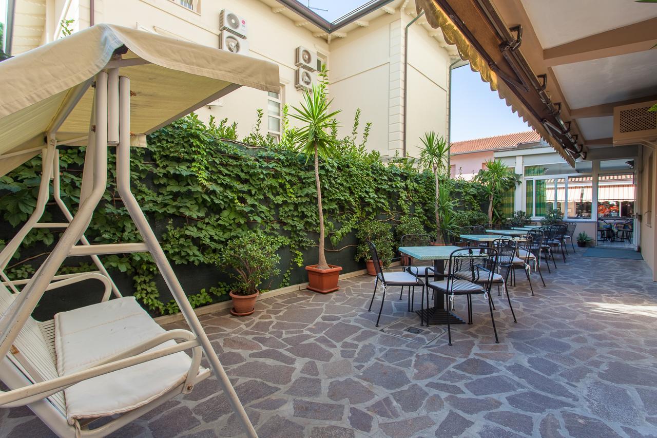 Hotel Benvenuti Гатео а Маре Екстериор снимка