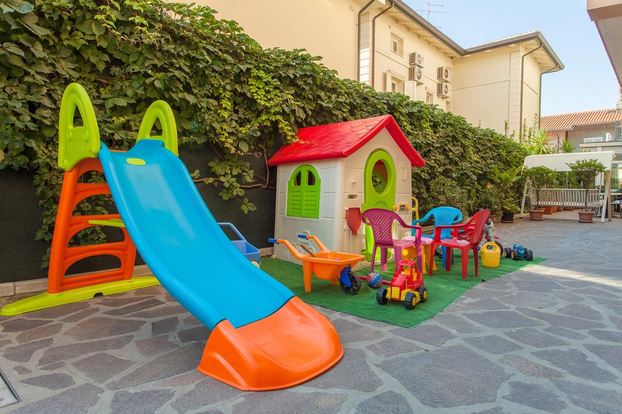 Hotel Benvenuti Гатео а Маре Екстериор снимка