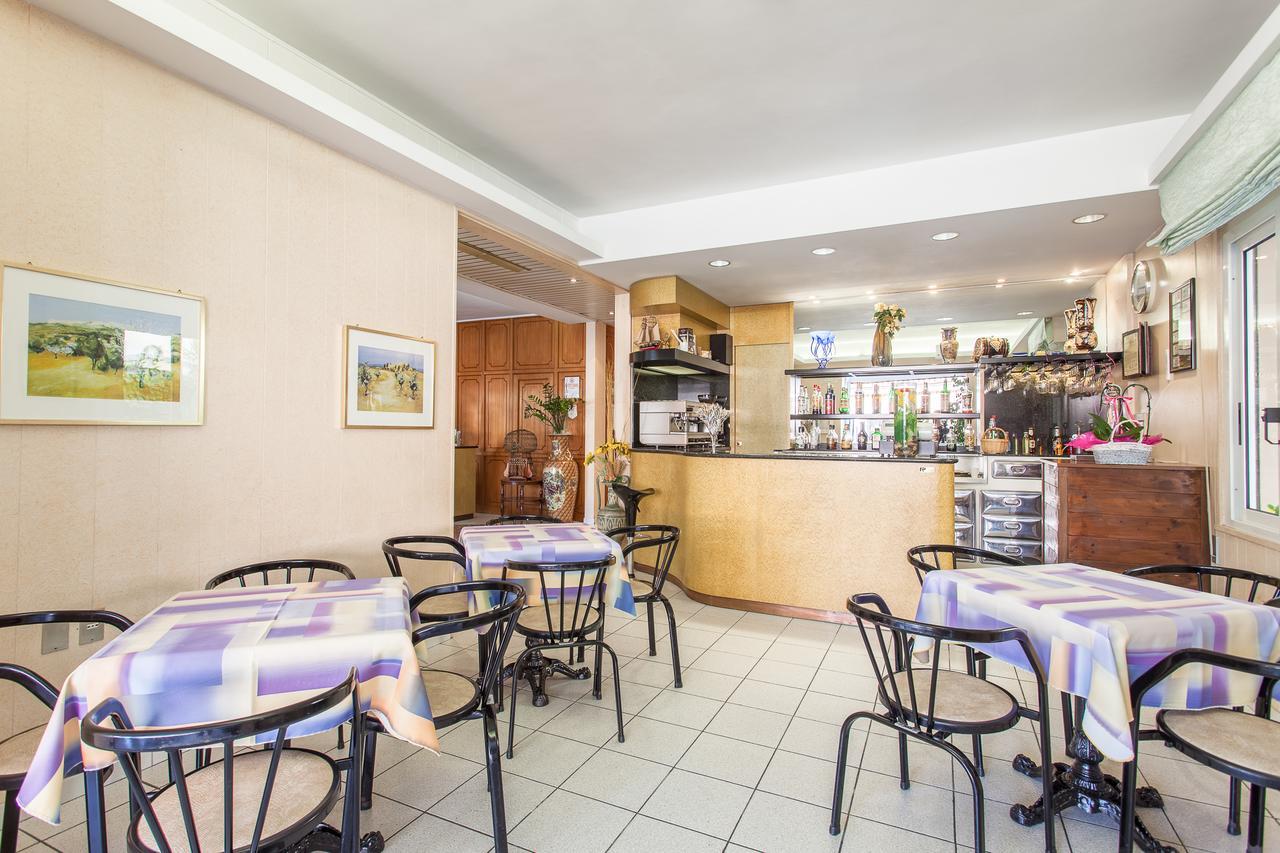 Hotel Benvenuti Гатео а Маре Екстериор снимка