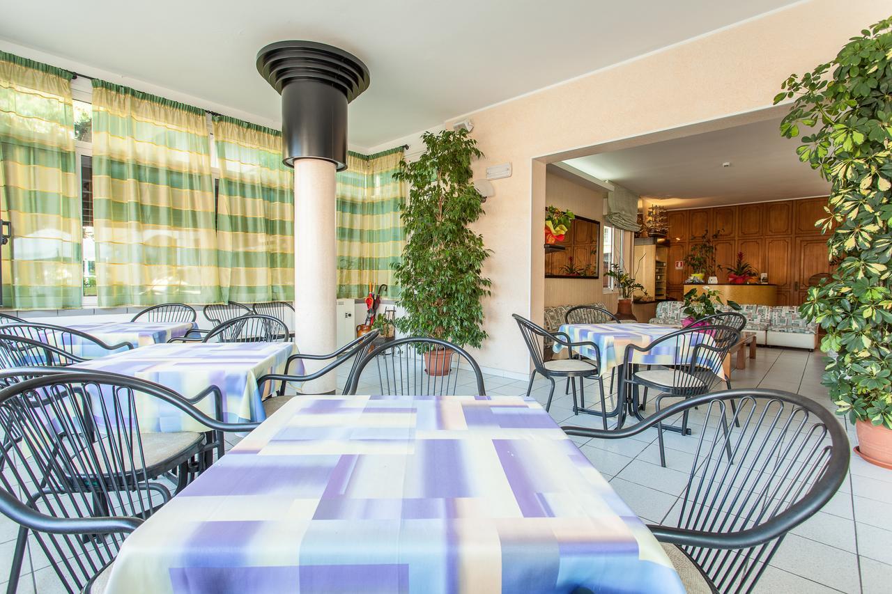 Hotel Benvenuti Гатео а Маре Екстериор снимка