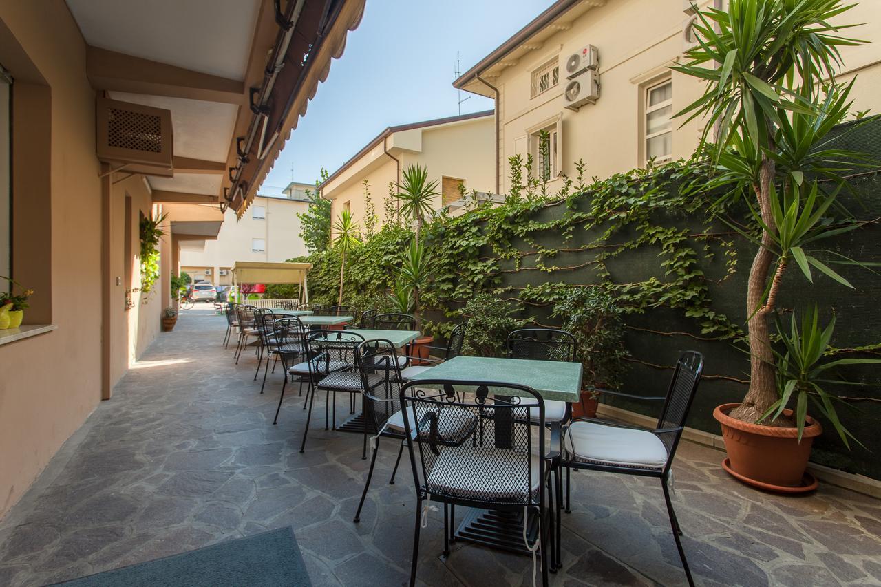 Hotel Benvenuti Гатео а Маре Екстериор снимка