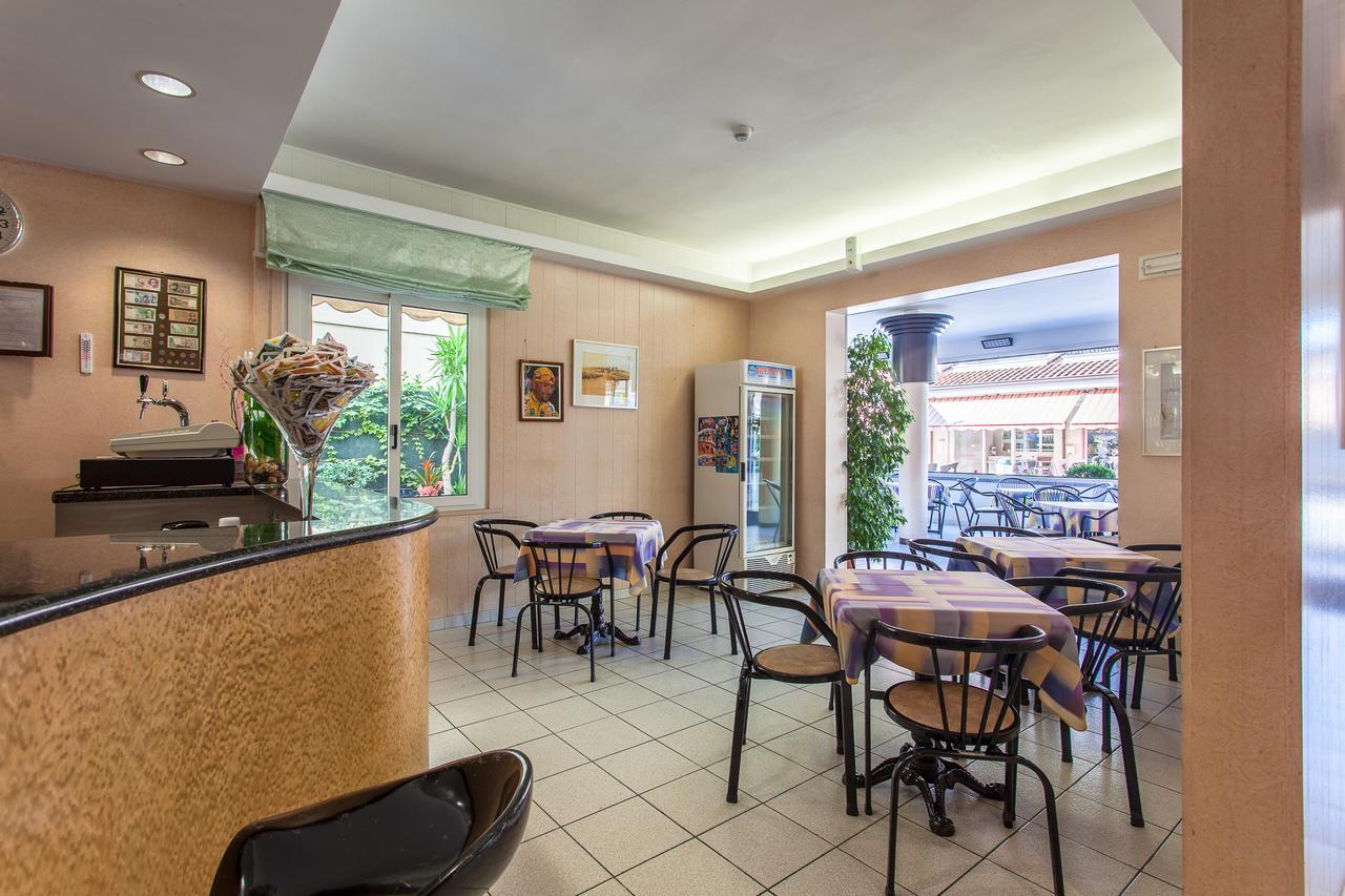 Hotel Benvenuti Гатео а Маре Екстериор снимка