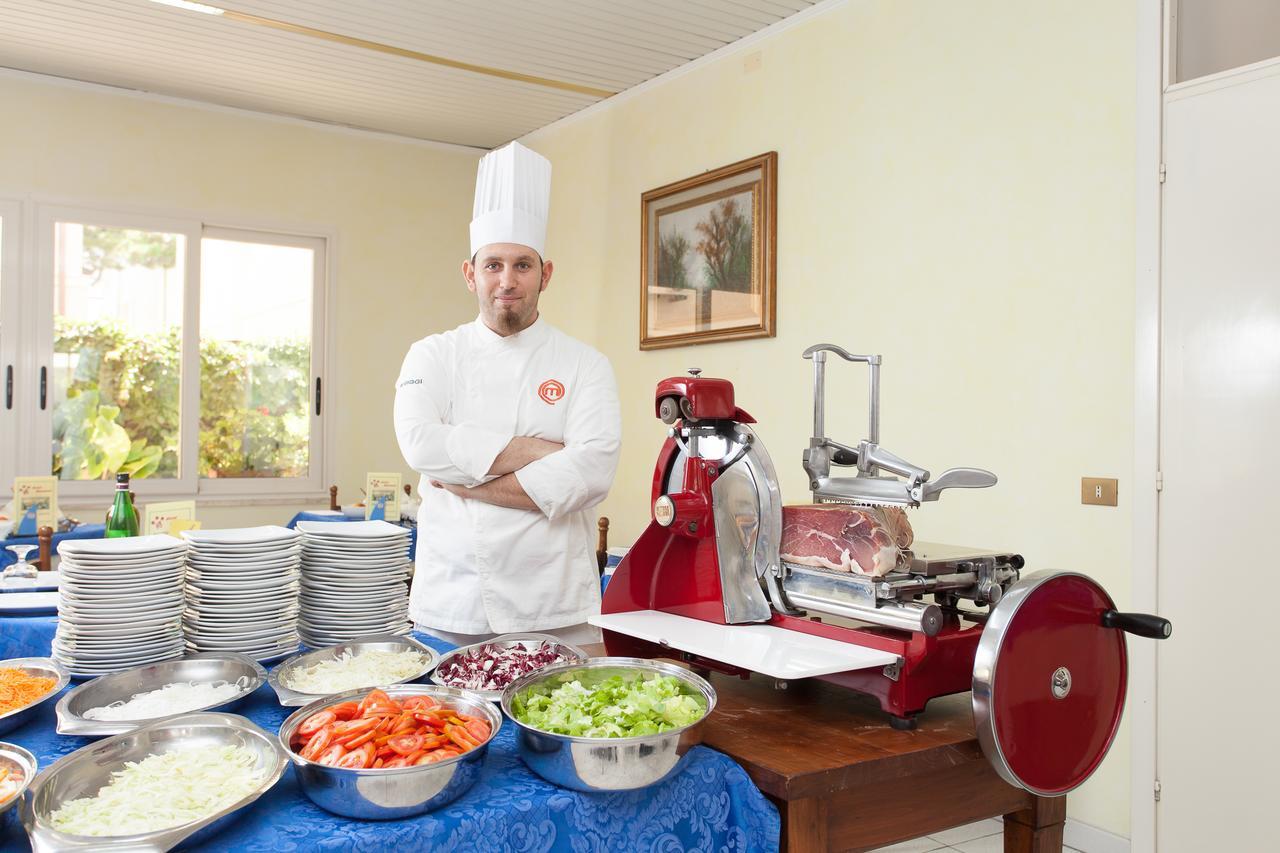 Hotel Benvenuti Гатео а Маре Екстериор снимка