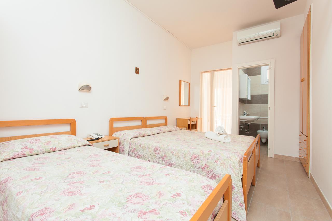 Hotel Benvenuti Гатео а Маре Екстериор снимка
