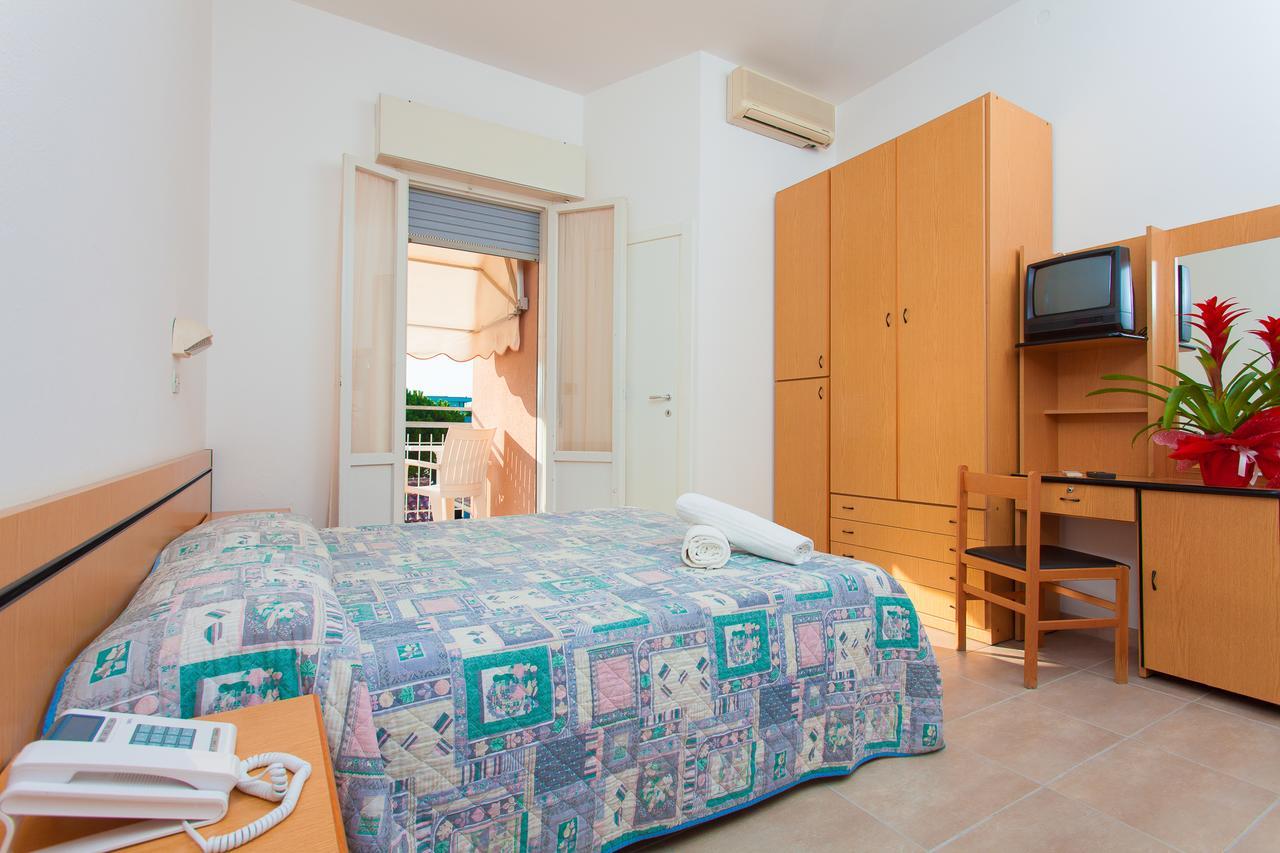 Hotel Benvenuti Гатео а Маре Екстериор снимка